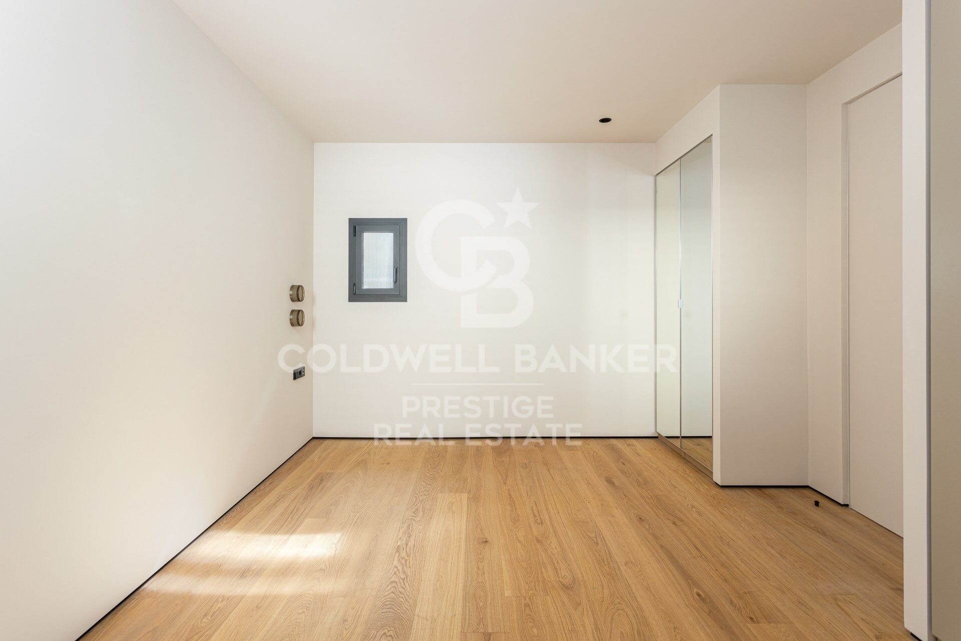 Penthouse exclusif à vendre avec grande terrasse et vues panoramiques imprenables.