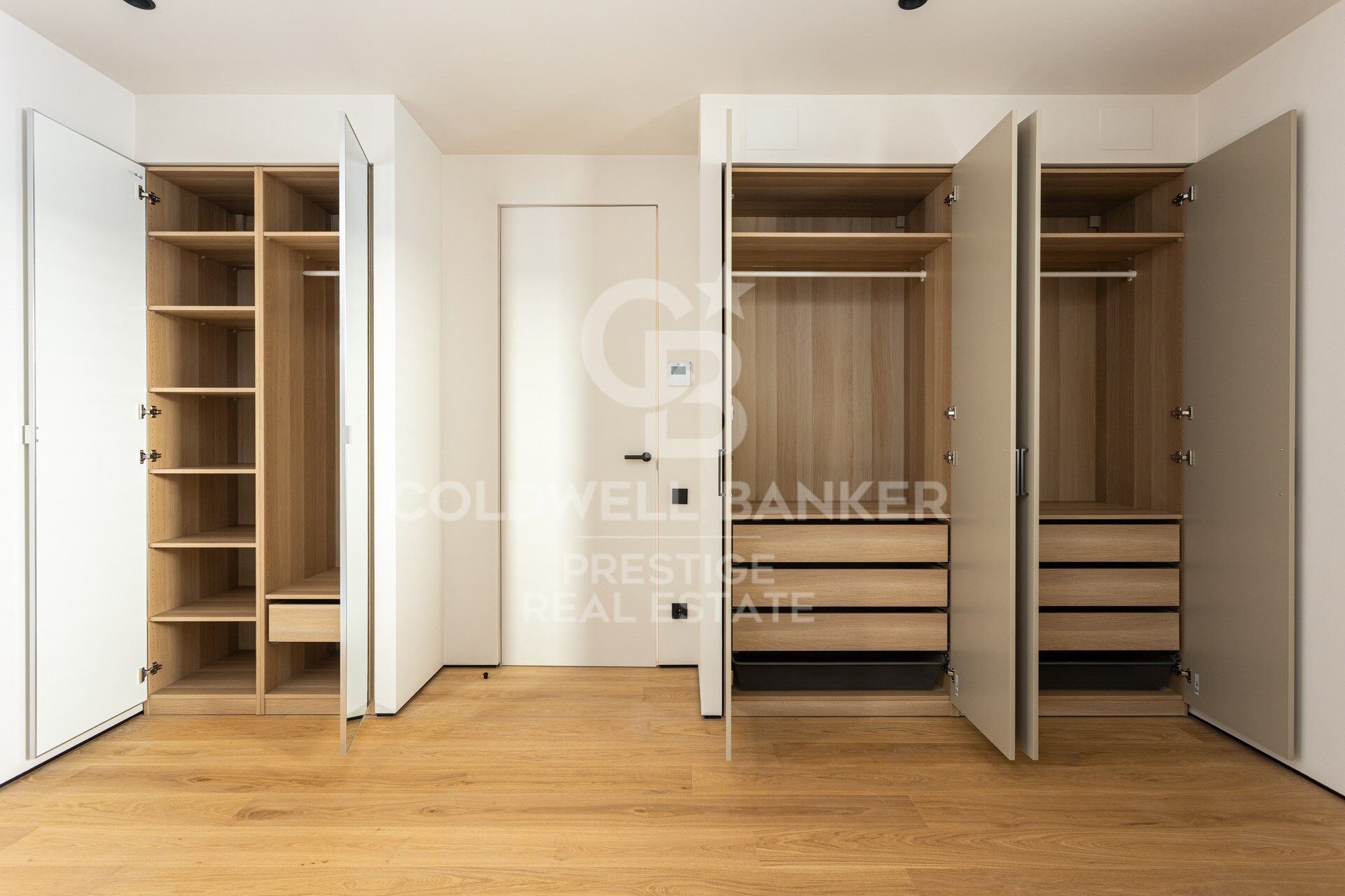 Penthouse exclusif à vendre avec grande terrasse et vues panoramiques imprenables.