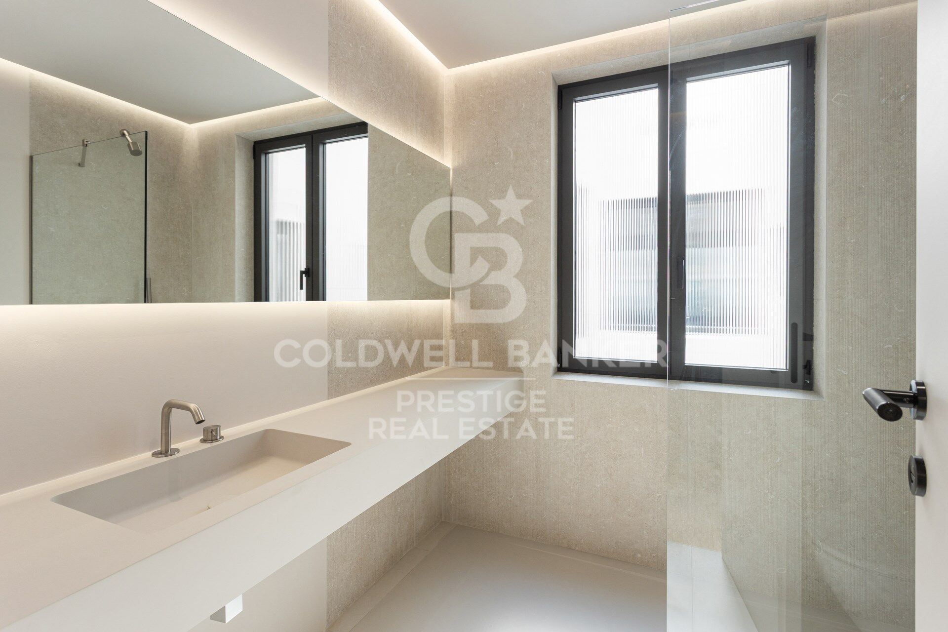 Penthouse exclusif à vendre avec grande terrasse et vues panoramiques imprenables.