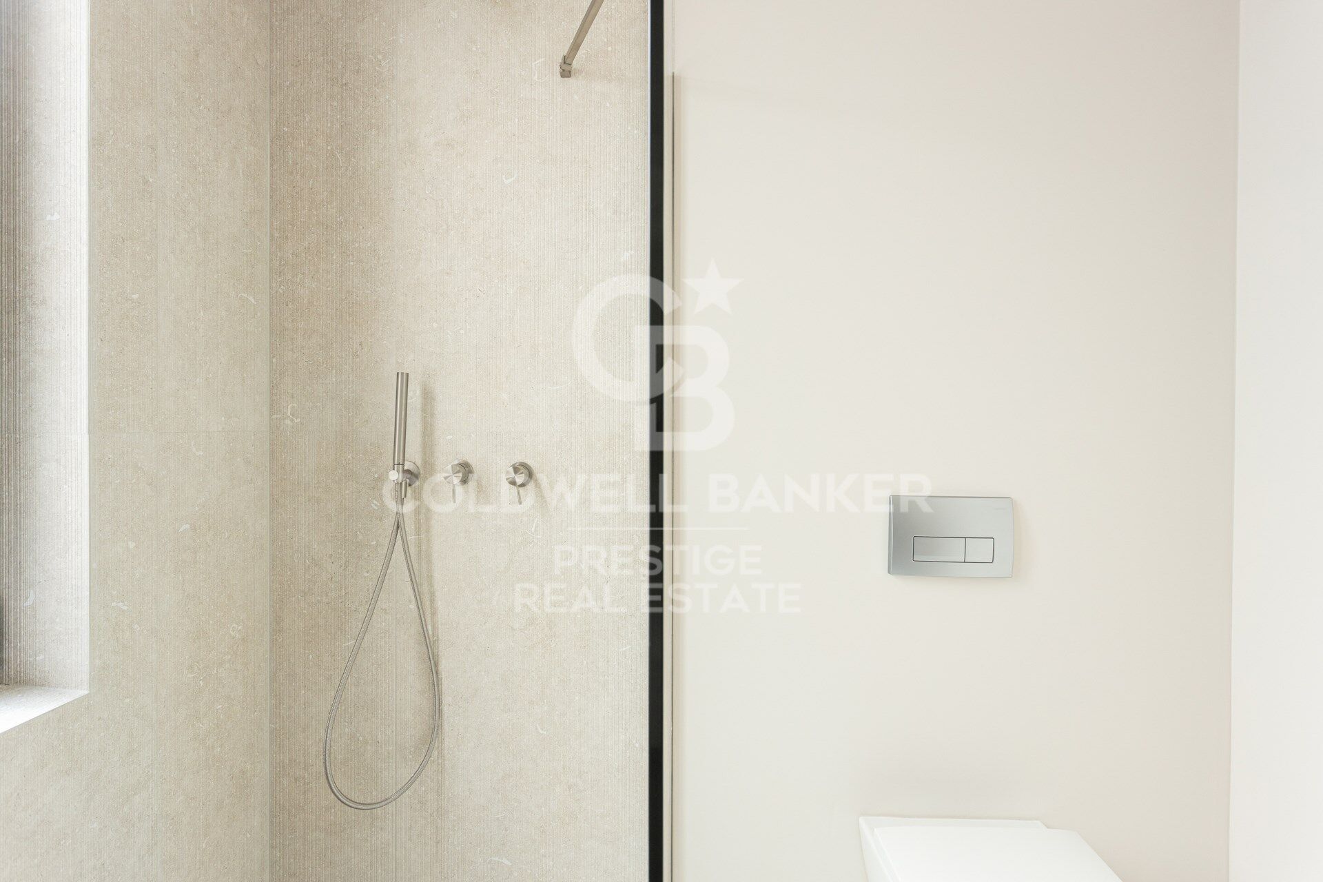 Penthouse exclusif à vendre avec grande terrasse et vues panoramiques imprenables.