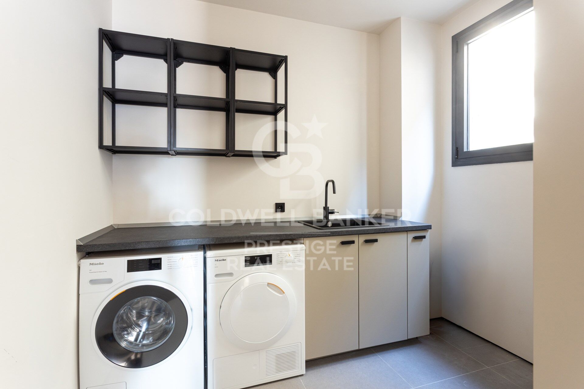 Penthouse exclusif à vendre avec grande terrasse et vues panoramiques imprenables.