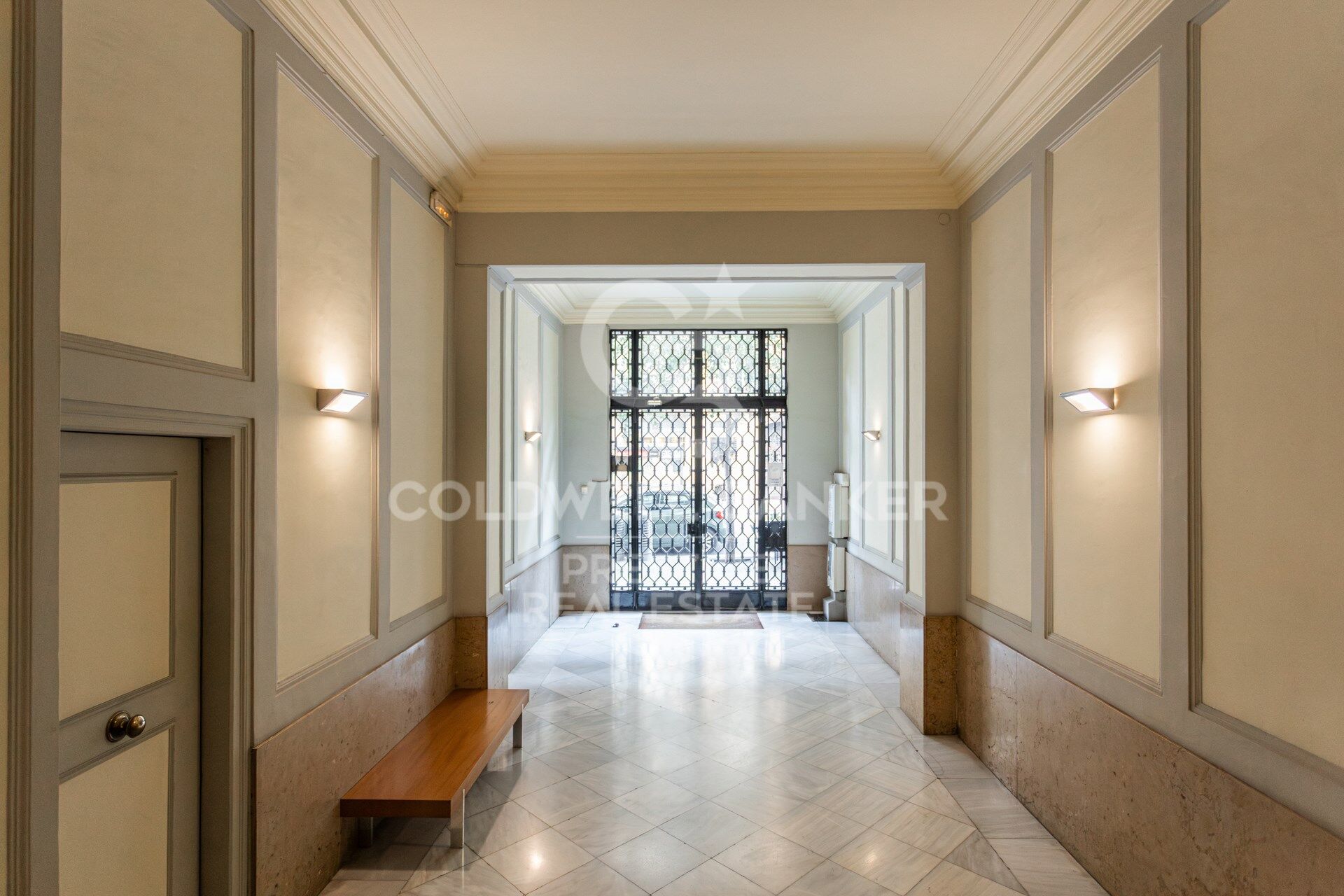 Penthouse exclusif à vendre avec grande terrasse et vues panoramiques imprenables.