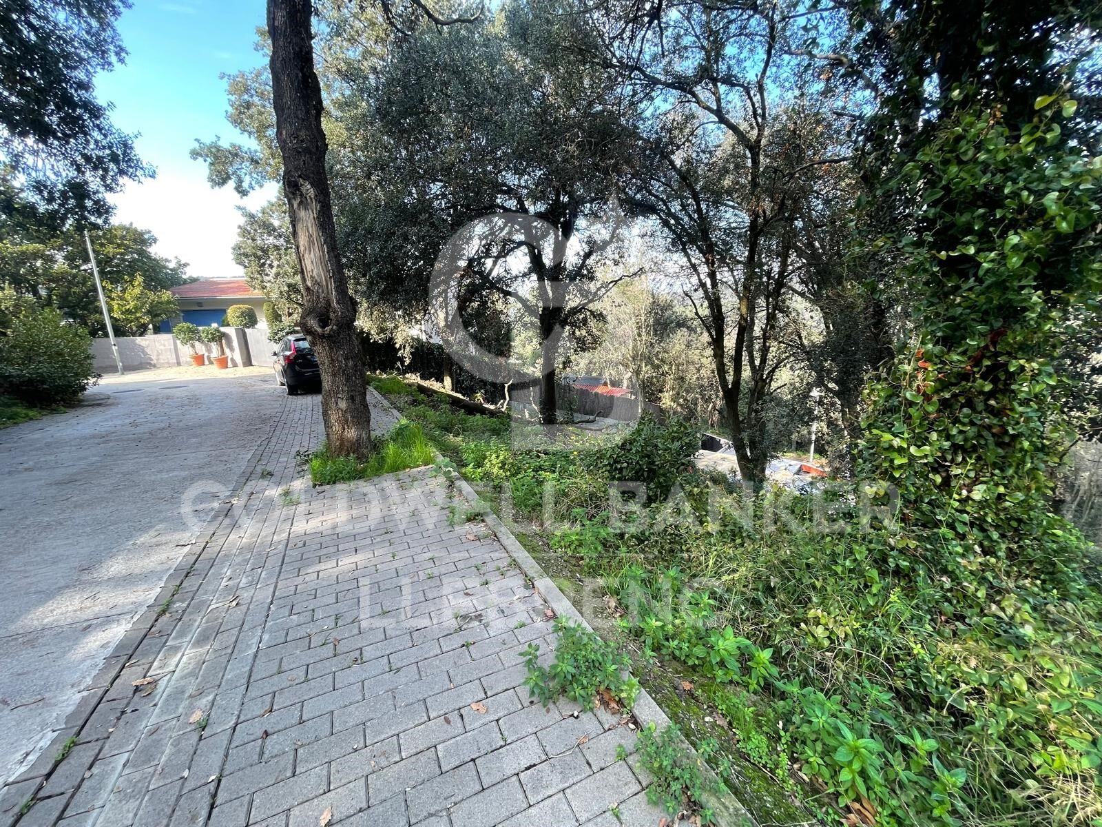 600 m² building plot for sale in Vallvidrera with project and construction license.