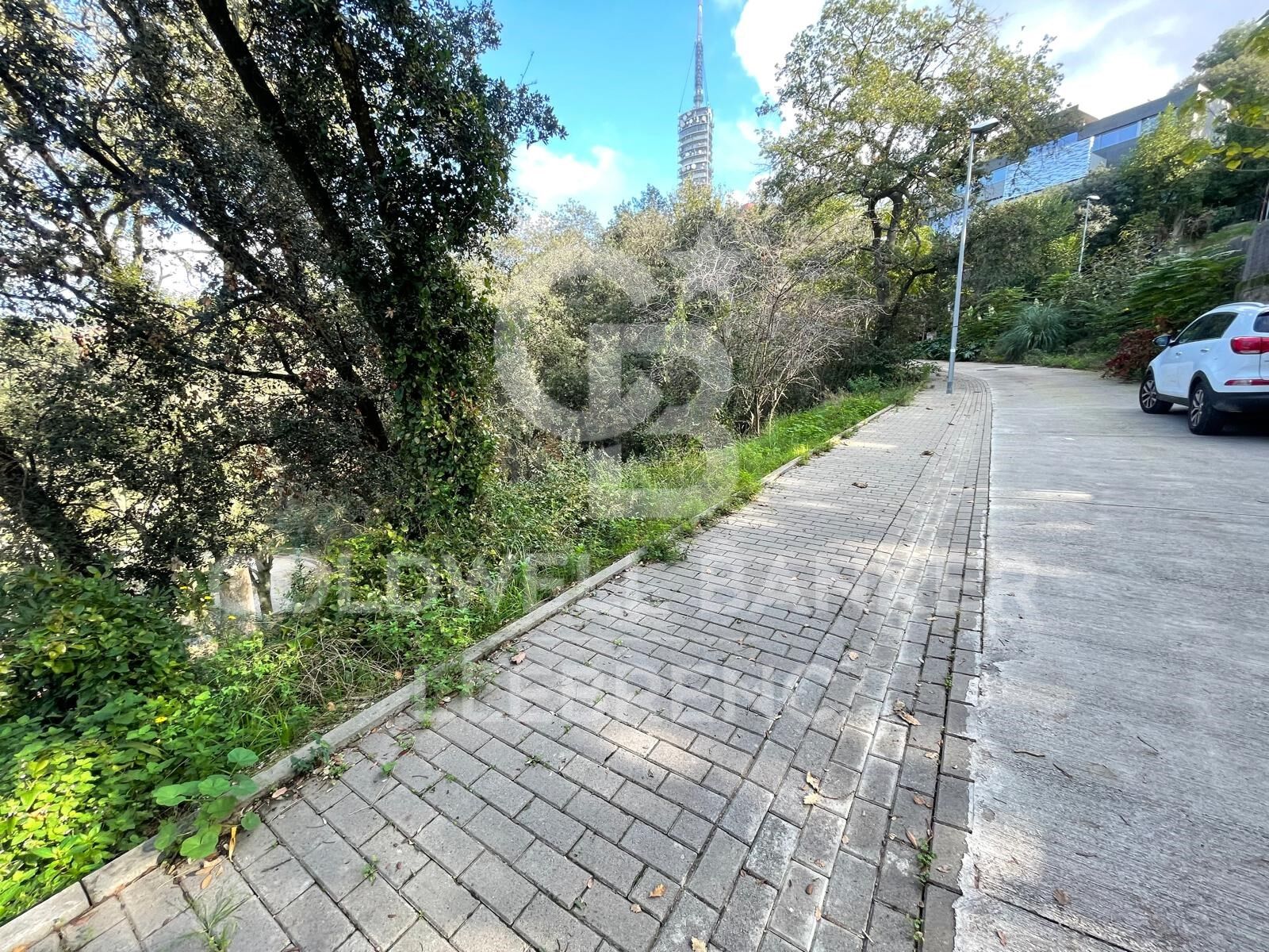 600 m² building plot for sale in Vallvidrera with project and construction license.