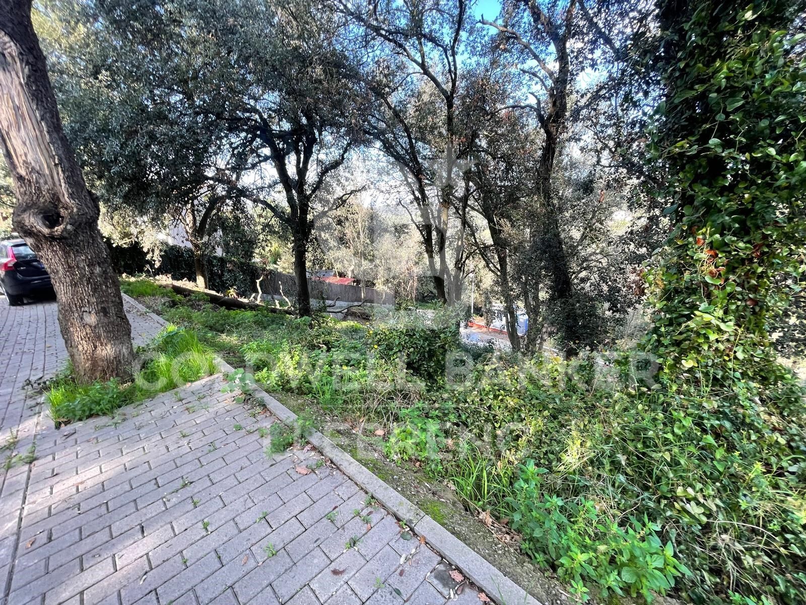 Terrain constructible de 600 m² à vendre à Vallvidrera avec projet et permis de construire.