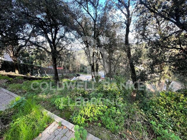 600 m² building plot for sale in Vallvidrera with project and construction license.