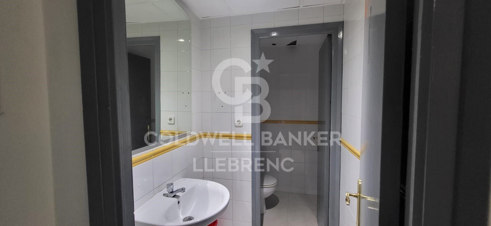 Spacious commercial space for rent on Consell de Cent Street 430