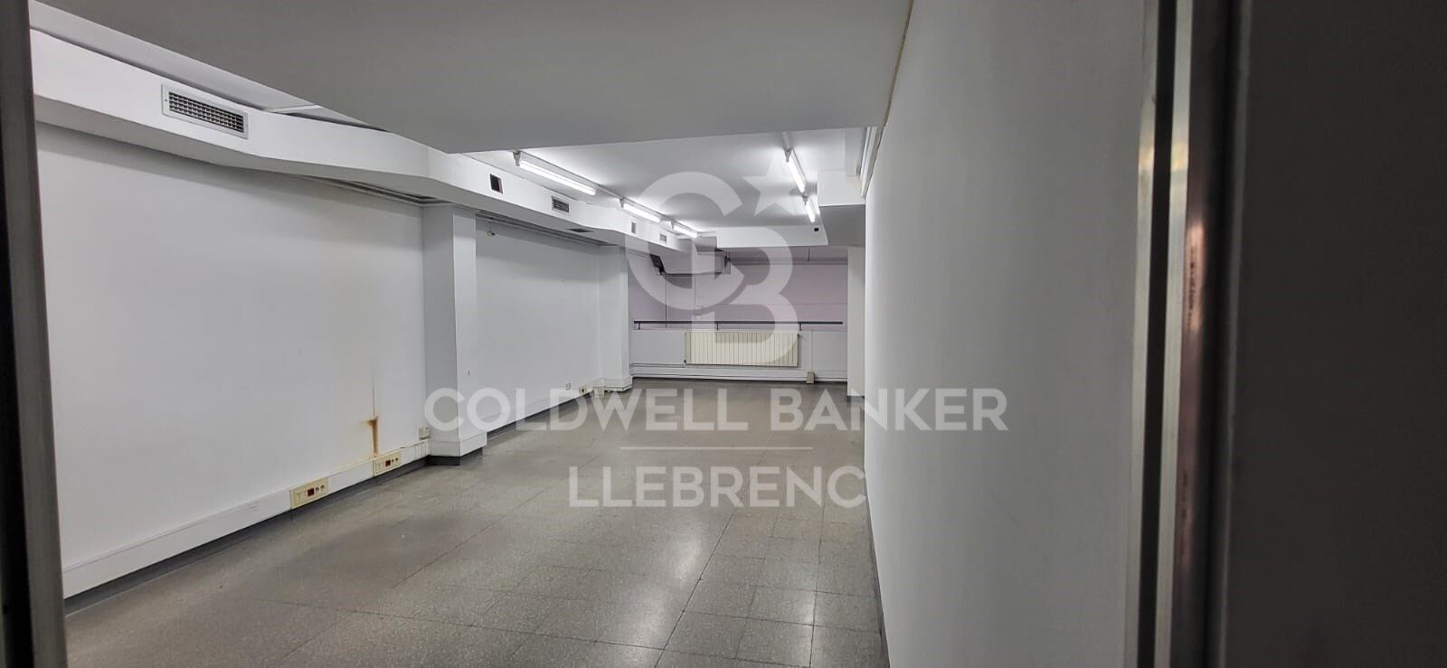 Spacious commercial space for rent on Consell de Cent Street 430
