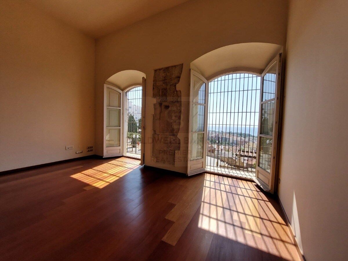 Renoviertes duplex in der römischen stadtmauer von Tarragona