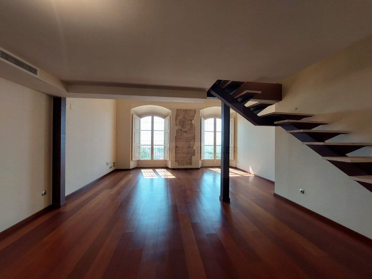 Renoviertes duplex in der römischen stadtmauer von Tarragona