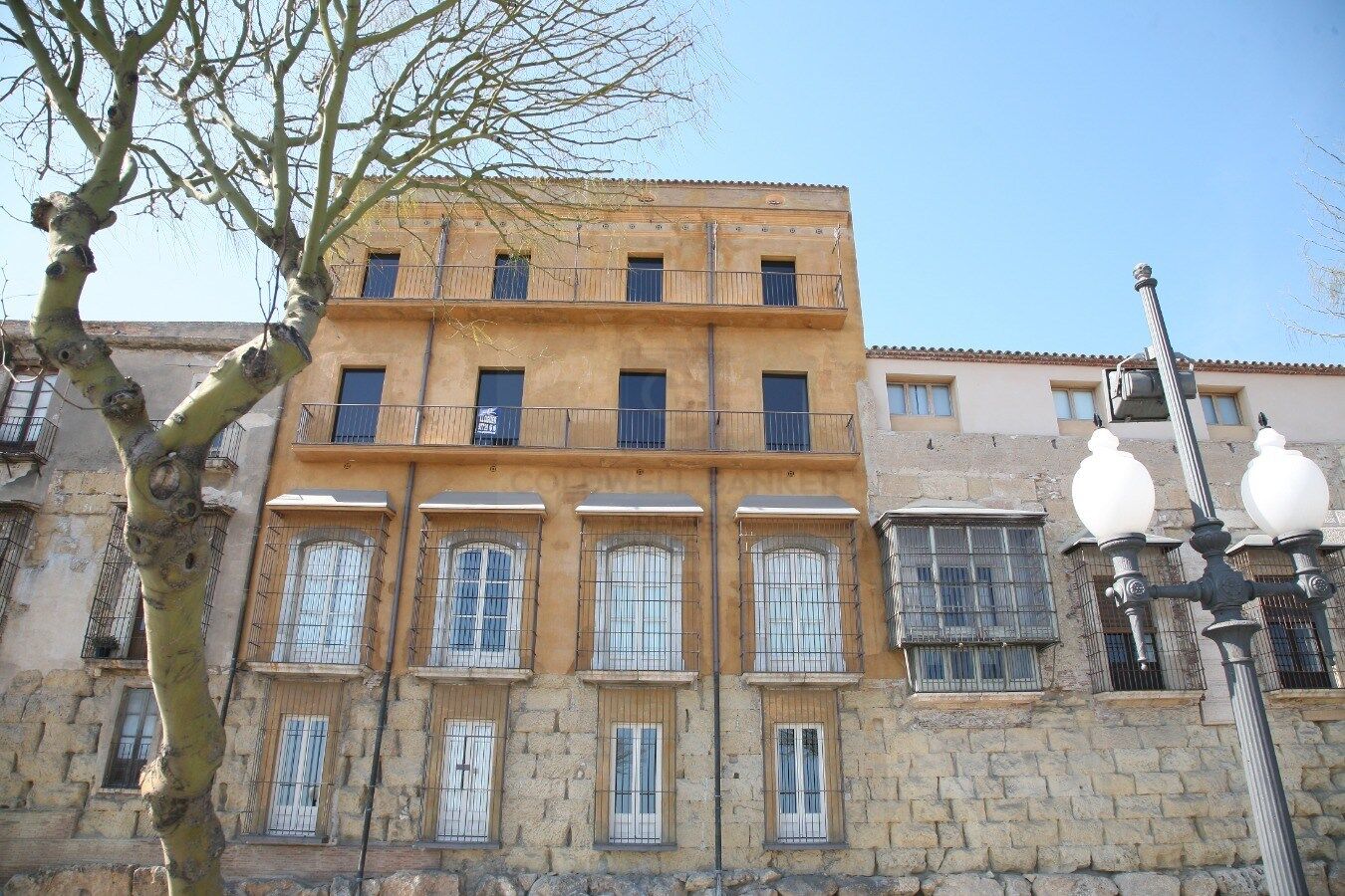 Renoviertes duplex in der römischen stadtmauer von Tarragona