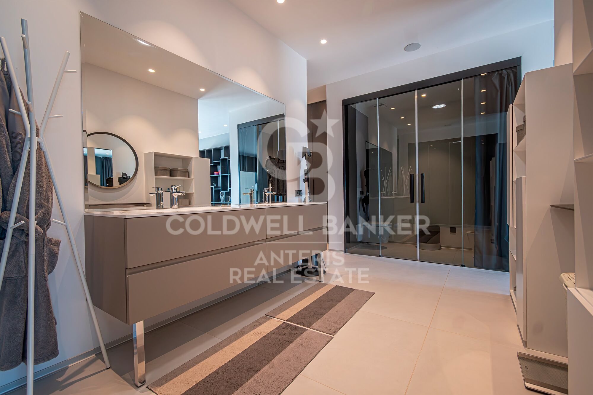 Luxury house with pool and panoramic views