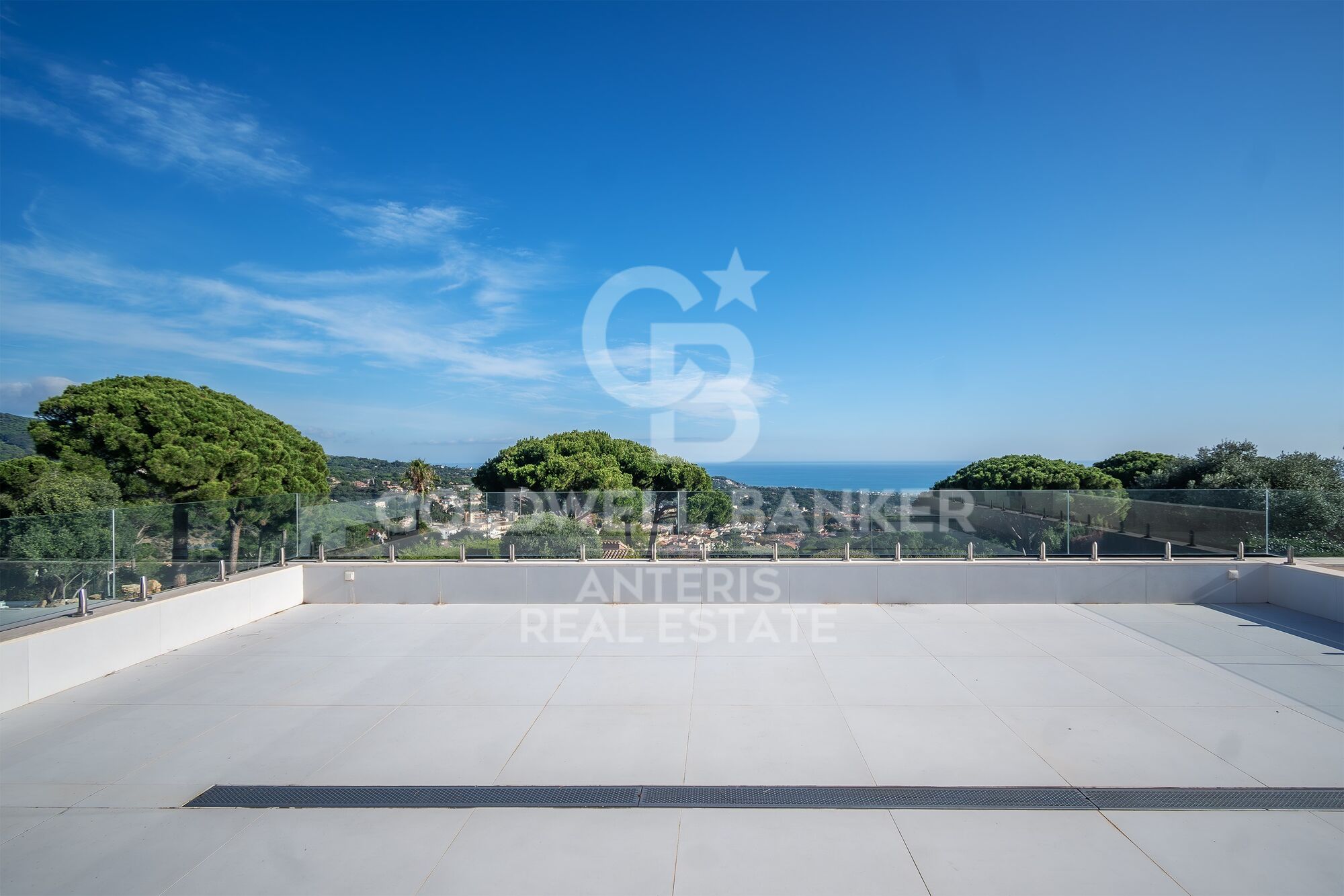 Luxury house with pool and panoramic views