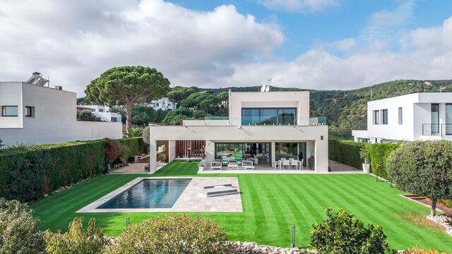Luxury house with pool and panoramic views