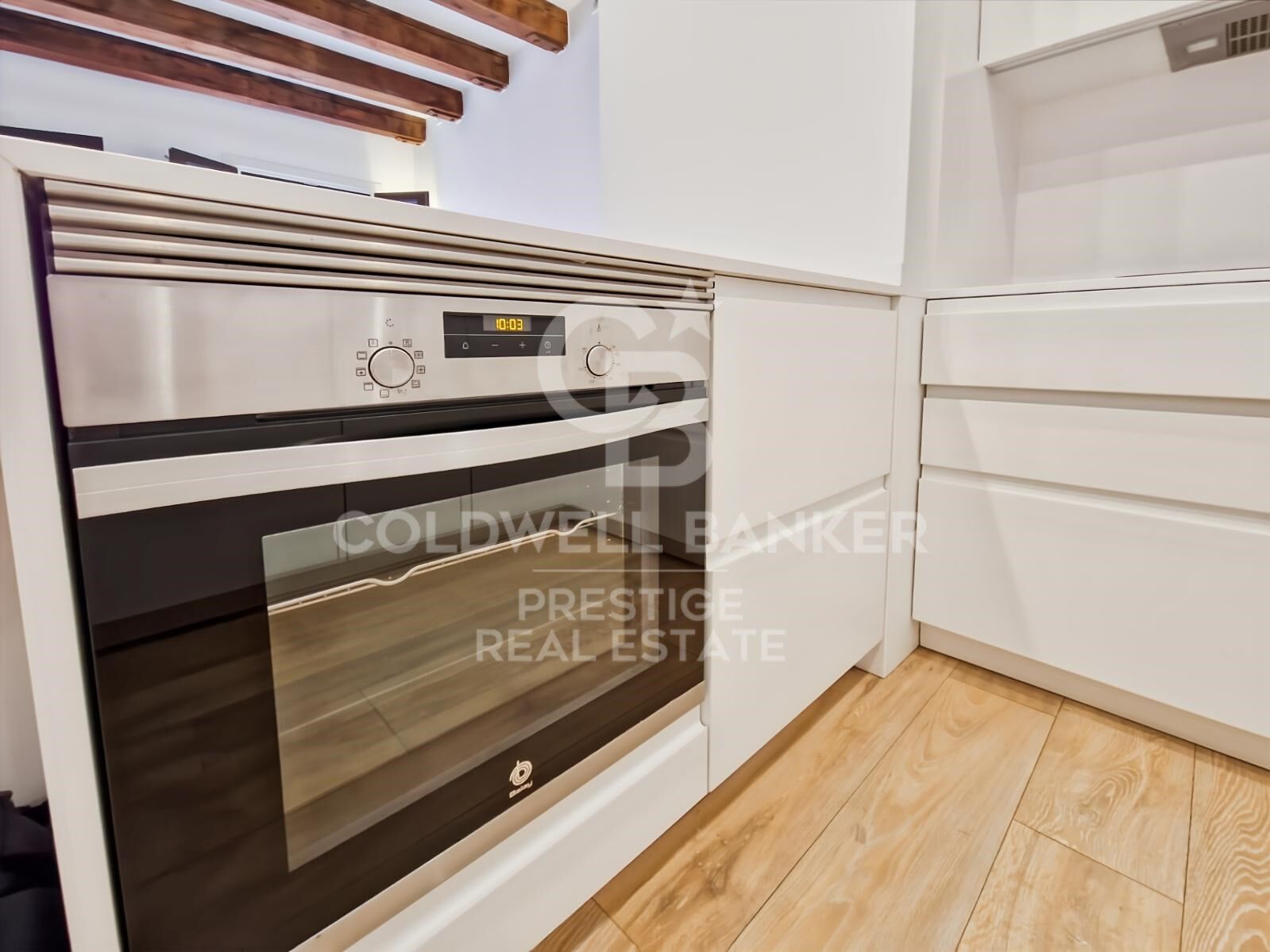 Luxury penthouse with private terrace in the heart of the Gothic Quarter.