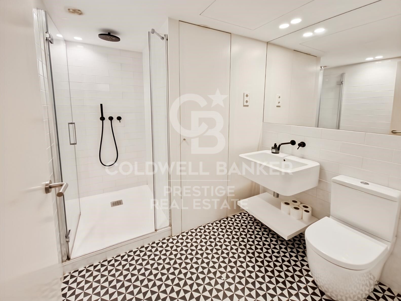 Luxury penthouse with private terrace in the heart of the Gothic Quarter.