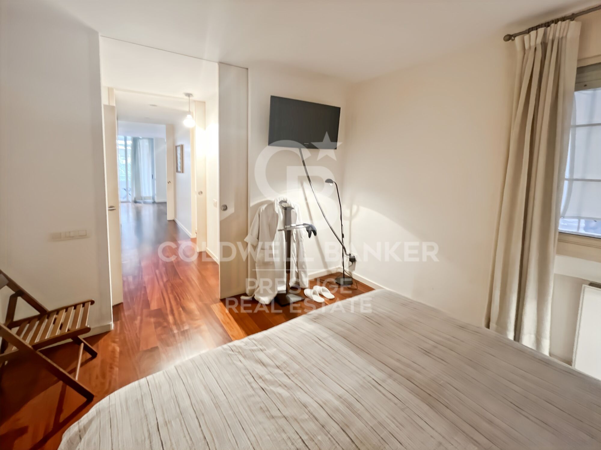 Apartment for sale with terrace and 1 parking space near Plaza Francesc Macià