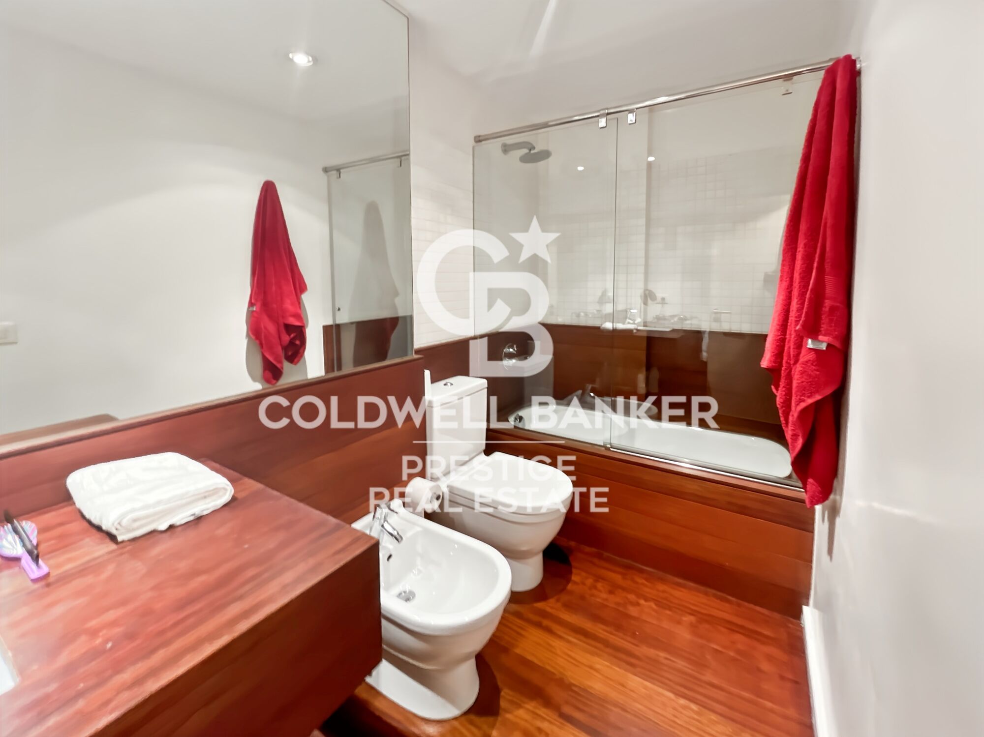 Apartment for sale with terrace and 1 parking space near Plaza Francesc Macià