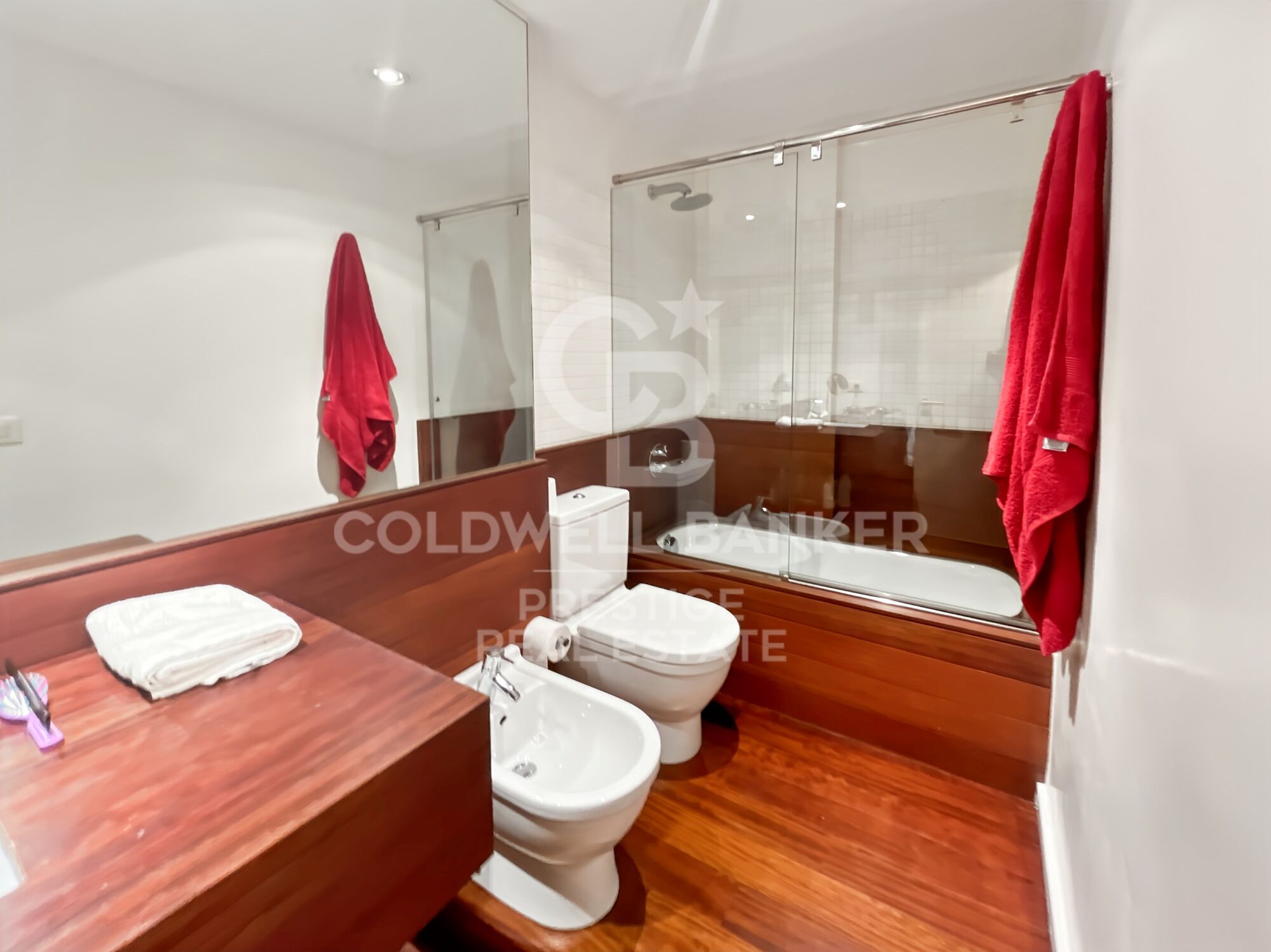 Apartment for sale with terrace and 1 parking space near Plaza Francesc Macià