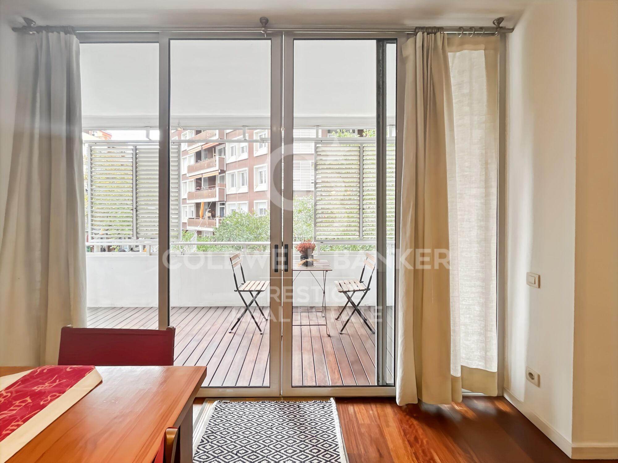 Apartment for sale with terrace and 1 parking space near Plaza Francesc Macià