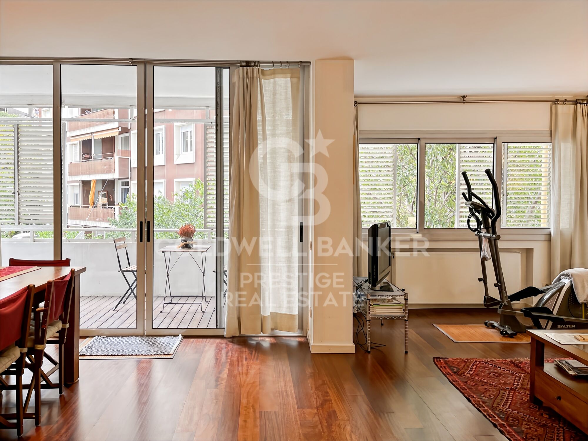 Apartment for sale with terrace and 1 parking space near Plaza Francesc Macià