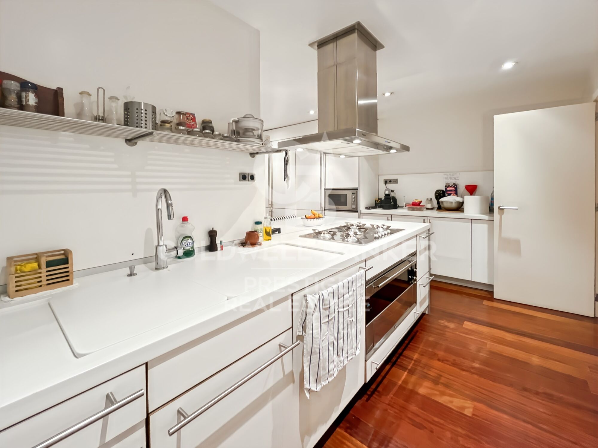Apartment for sale with terrace and 1 parking space near Plaza Francesc Macià
