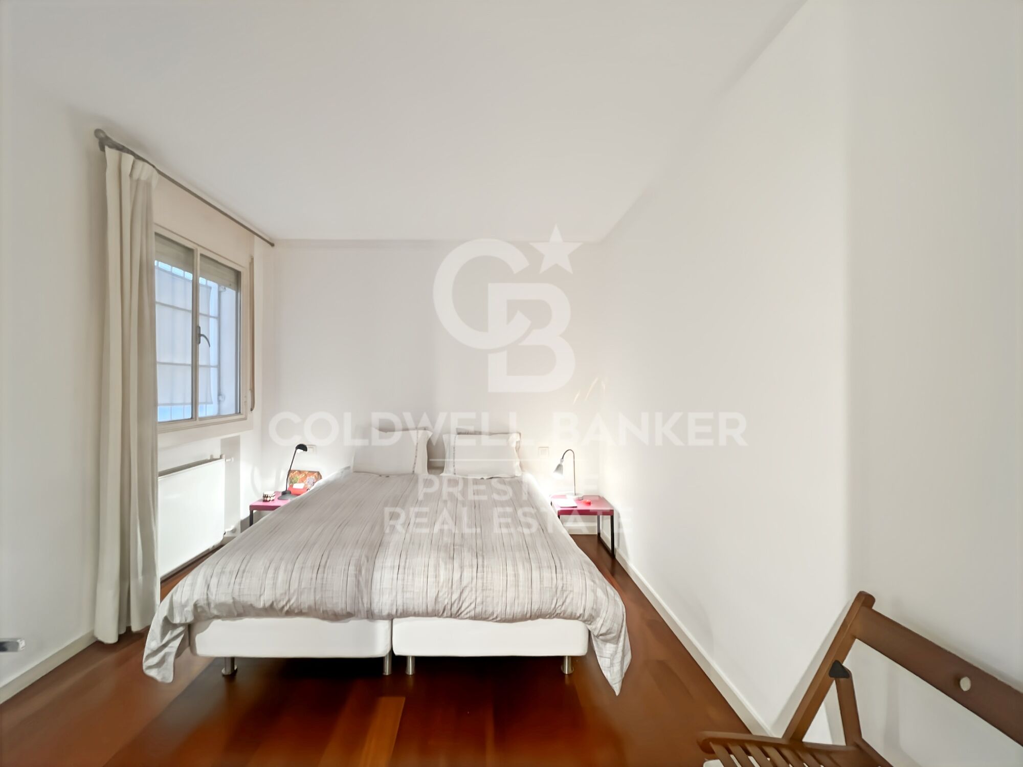 Apartment for sale with terrace and 1 parking space near Plaza Francesc Macià