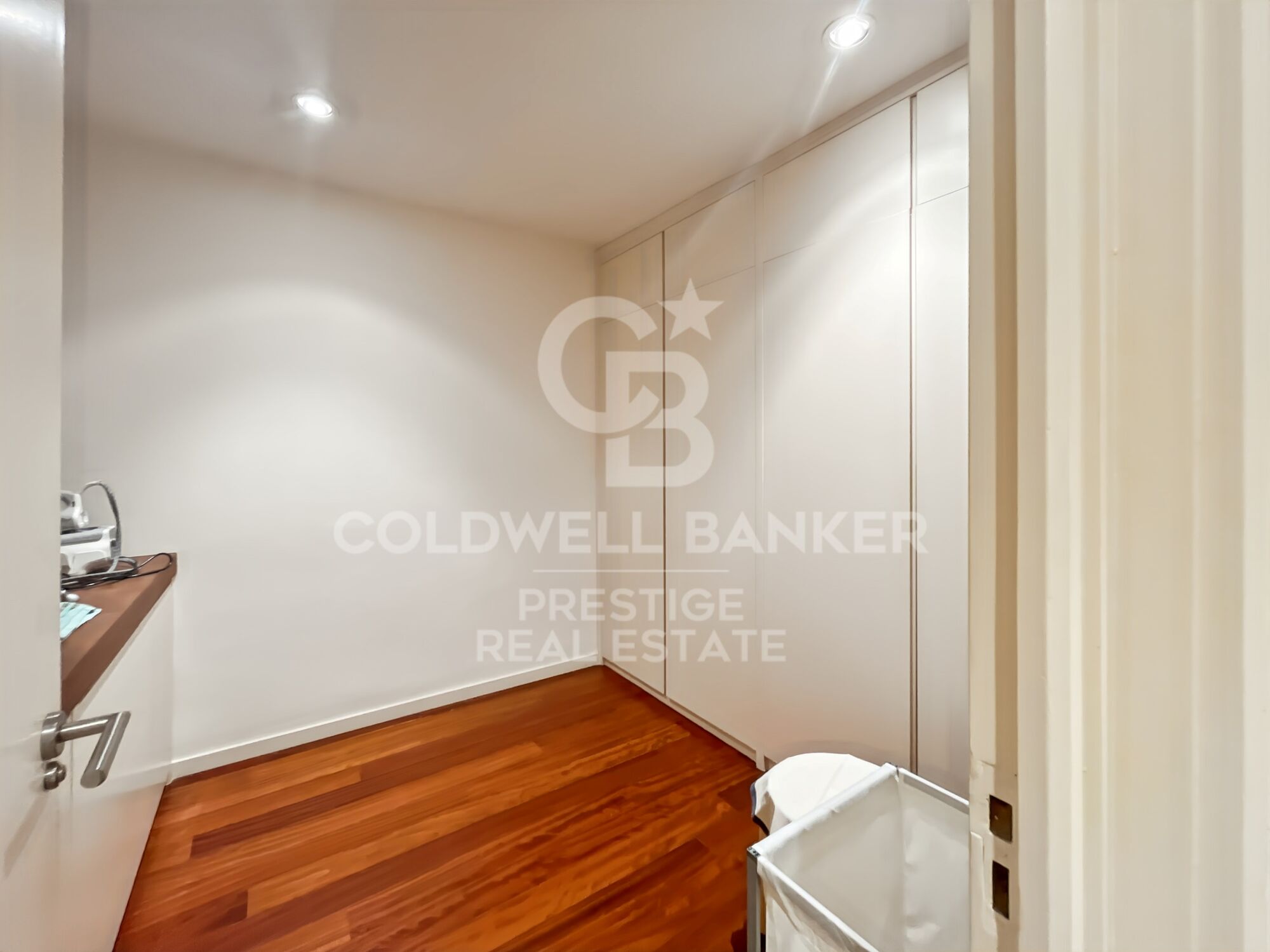 Apartment for sale with terrace and 1 parking space near Plaza Francesc Macià