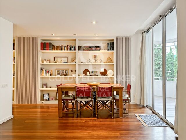 Apartment for sale with terrace and 1 parking space near Plaza Francesc Macià