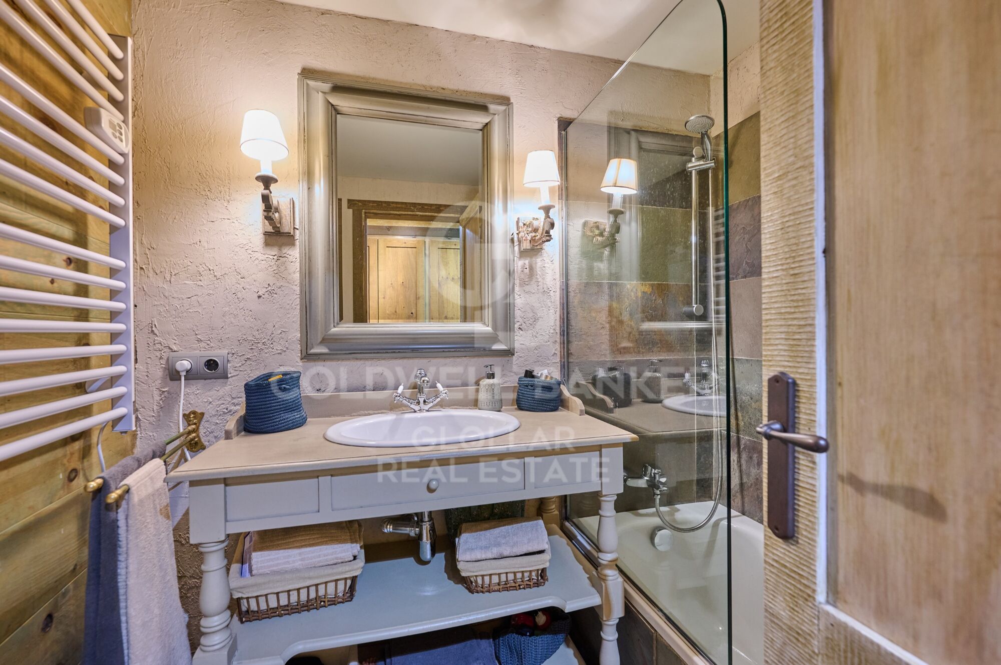 Apartment 3 Bedrooms Sale Enveitg