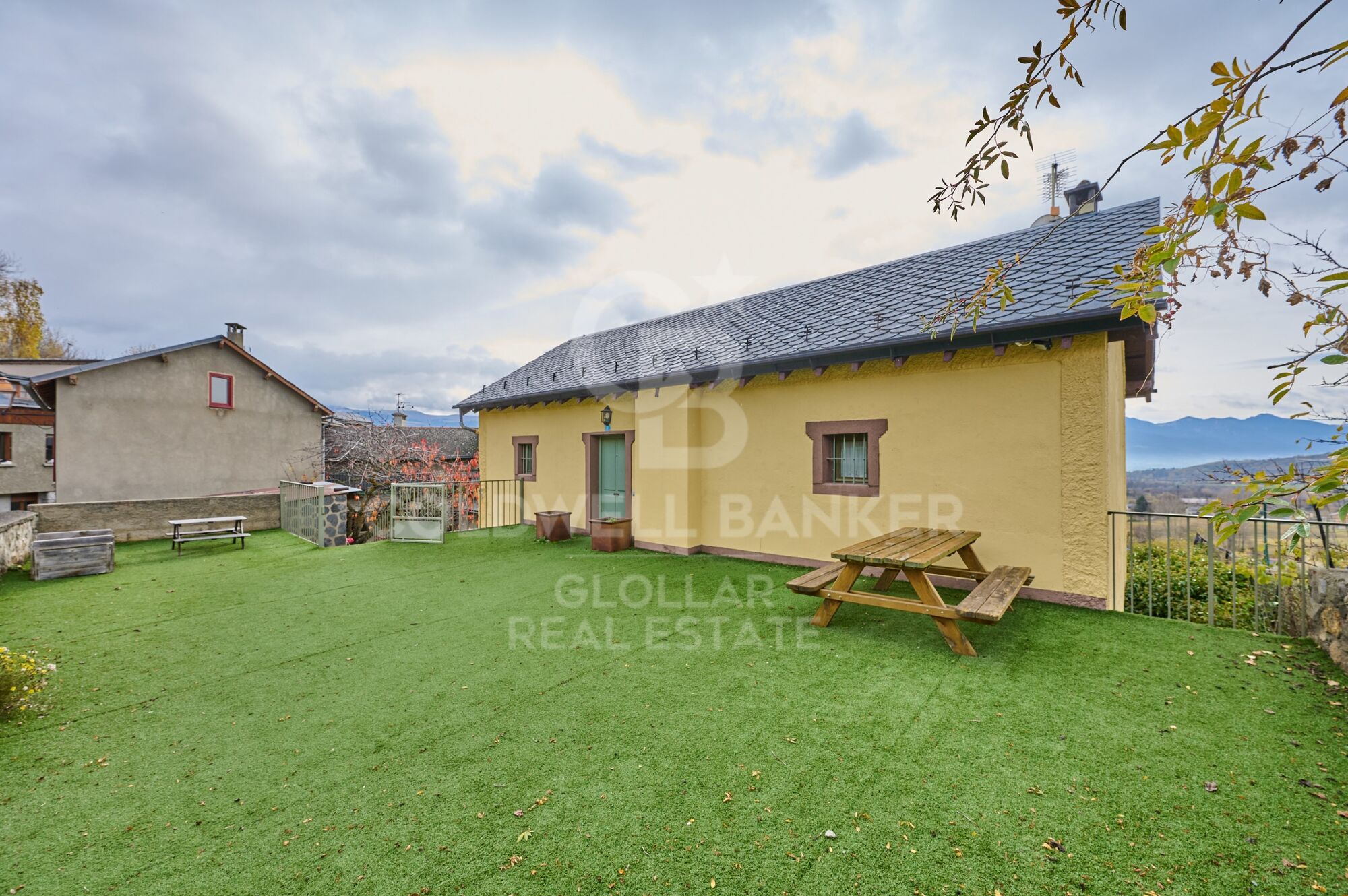 Apartment 3 Bedrooms Sale Enveitg