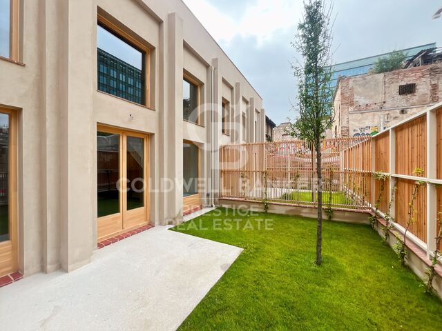 2 Schlafzimmer Loft-Duplex zu verkaufen mit Terrasse in einem renovierten Gebäude in Poblenou, Barcelona