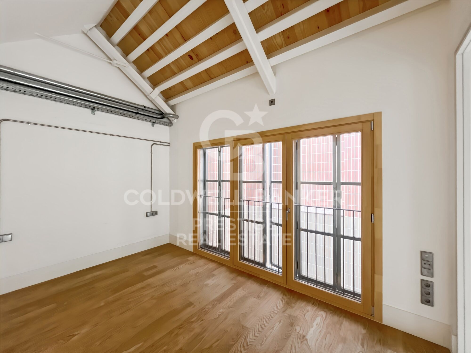 Dúplex tipo loft de 2 dormitorios en venta con terraza en un edificio rehabilitado en Poblenou, Barcelona