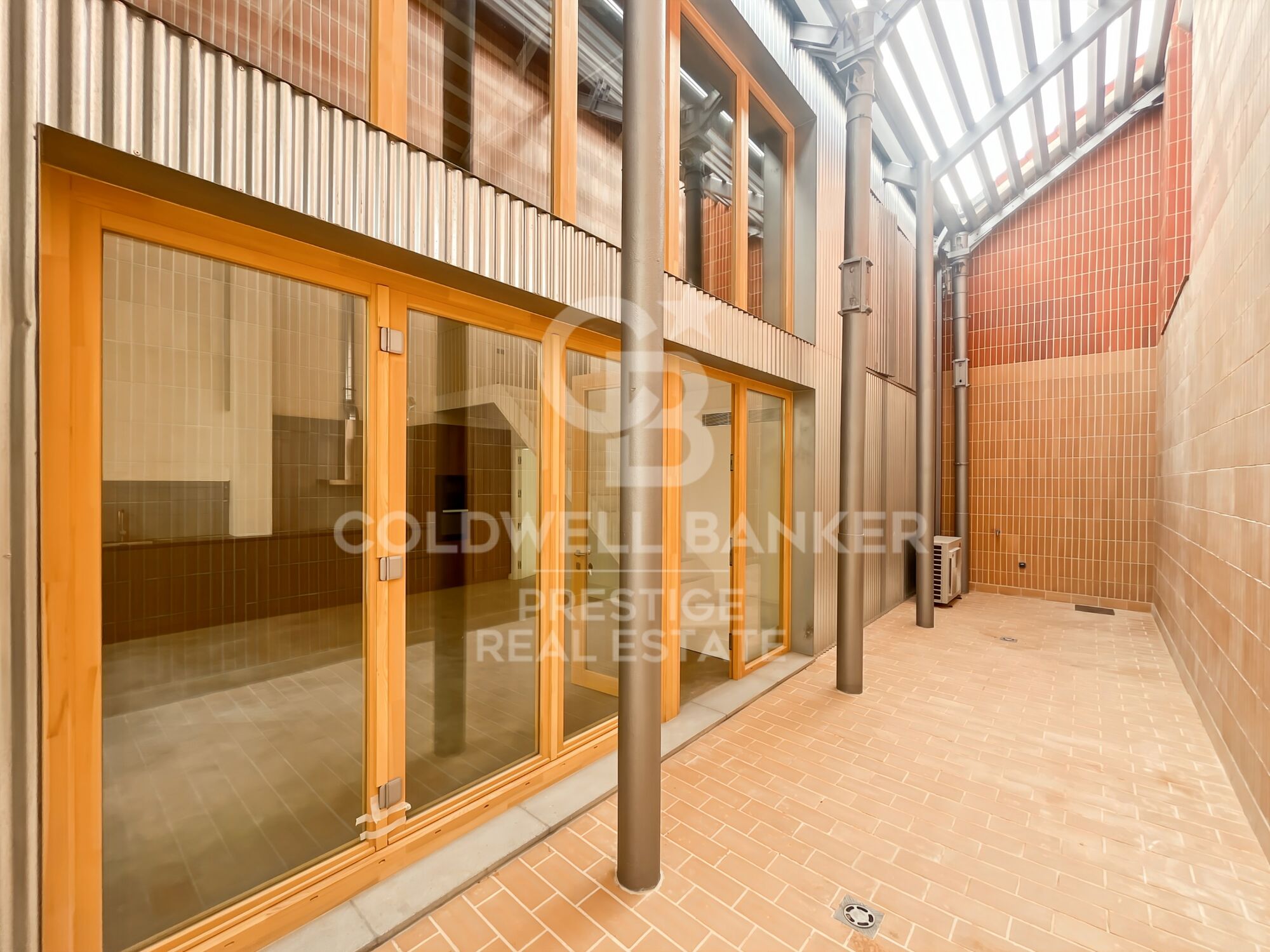 Dúplex tipo loft de 2 dormitorios en venta con terraza en un edificio rehabilitado en Poblenou, Barcelona