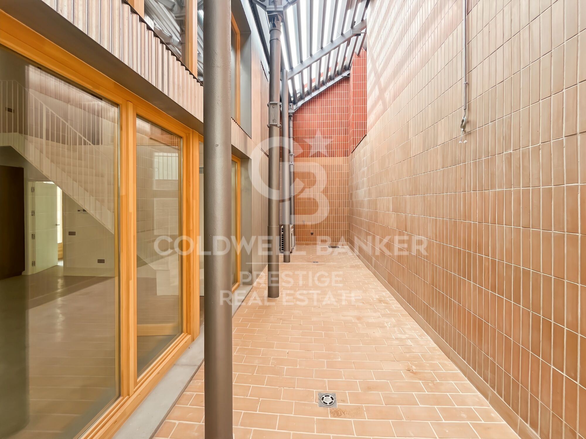 Dúplex tipo loft de 2 dormitorios en venta con terraza en un edificio rehabilitado en Poblenou, Barcelona