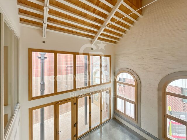 Loft duplex de 2 chambres à vendre avec terrasse dans un immeuble rénové à Poblenou, Barcelone