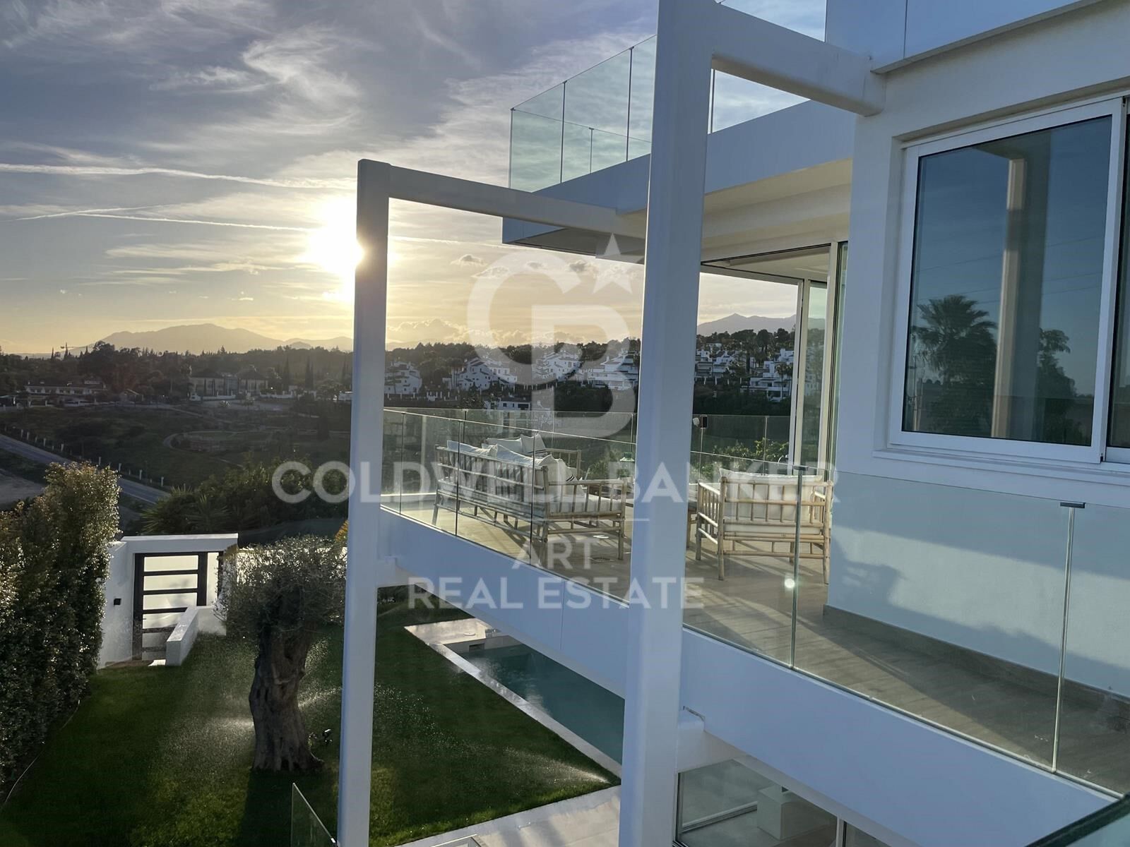 Belle villa avec vue panoramique sur la mer à Marbella