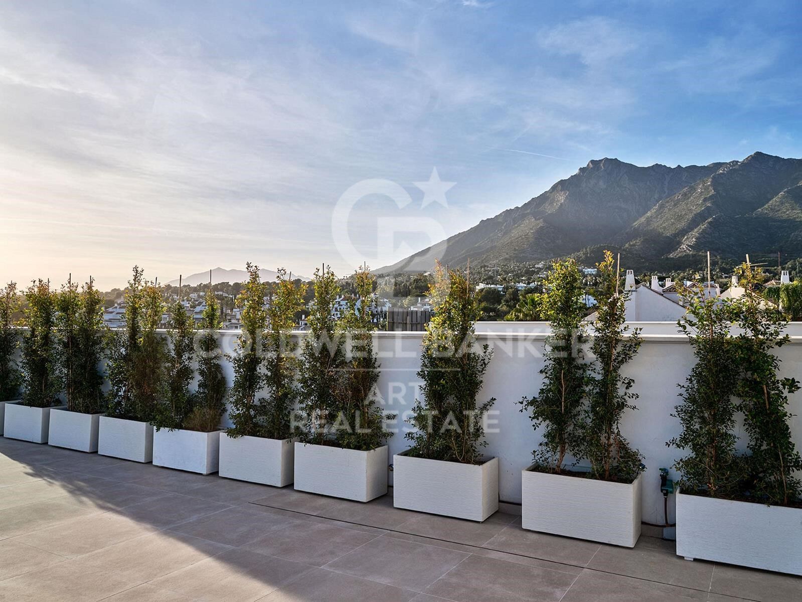 Belle villa avec vue panoramique sur la mer à Marbella