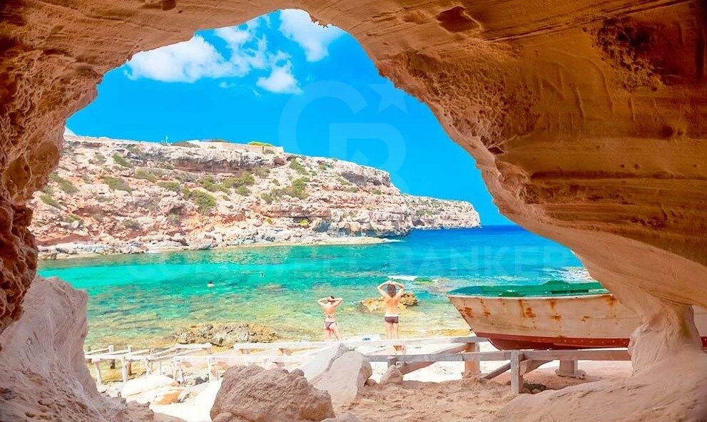 FANTASTISCHES BAUGRUNDSTÜCK AUF FORMENTERA.