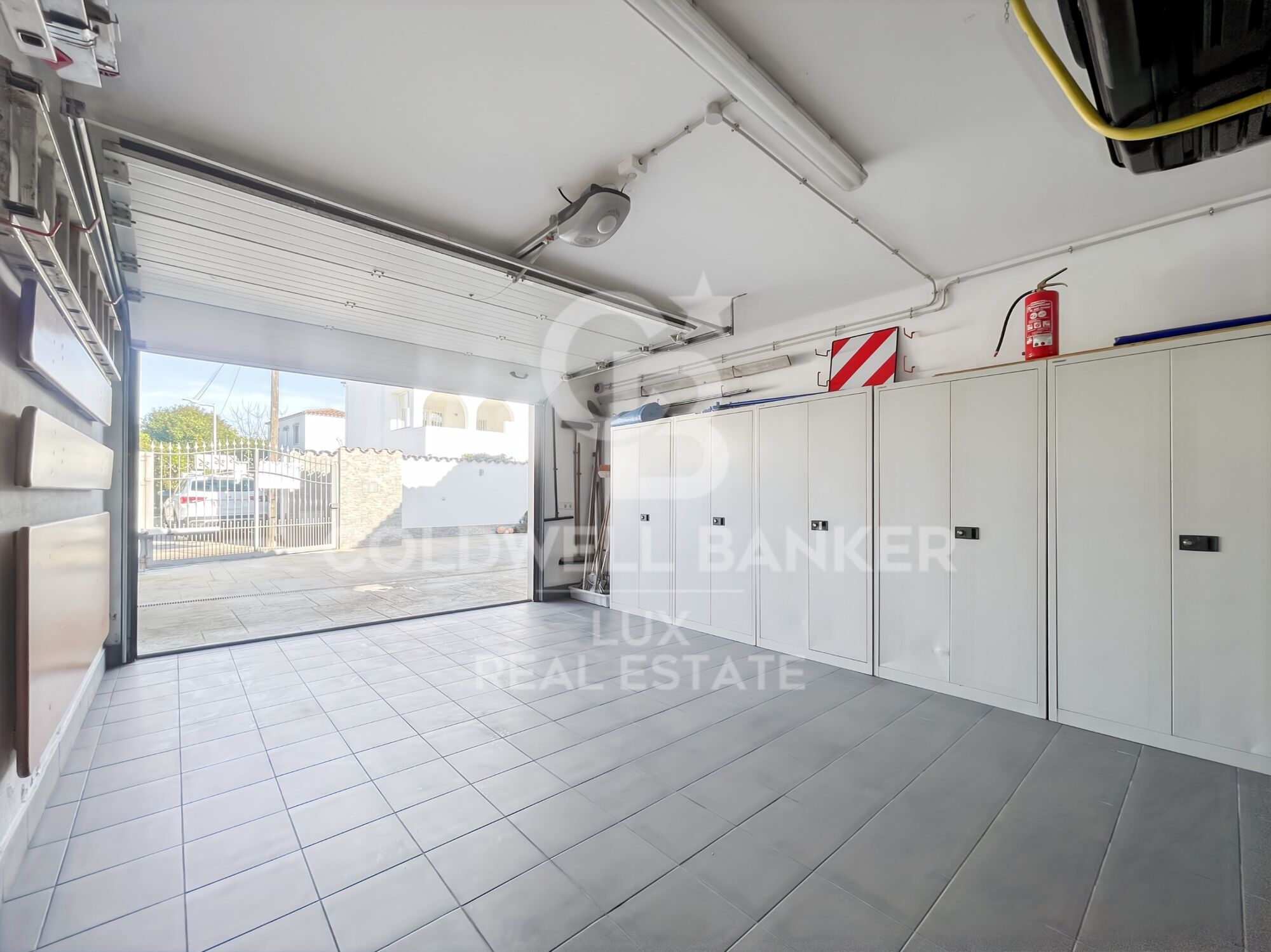 Luxury Villa with Pool and Garden 5 Minutes from the Beach in Empuriabrava