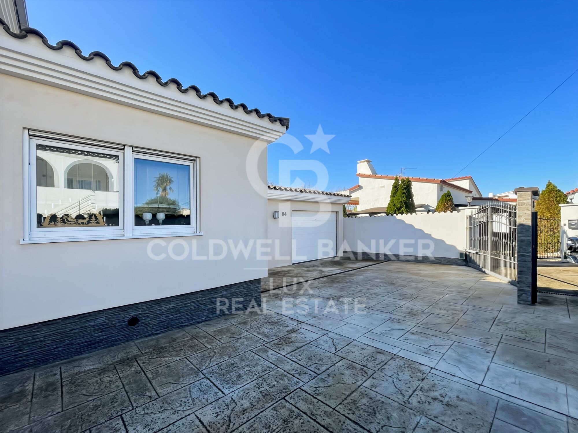 Luxury Villa with Pool and Garden 5 Minutes from the Beach in Empuriabrava