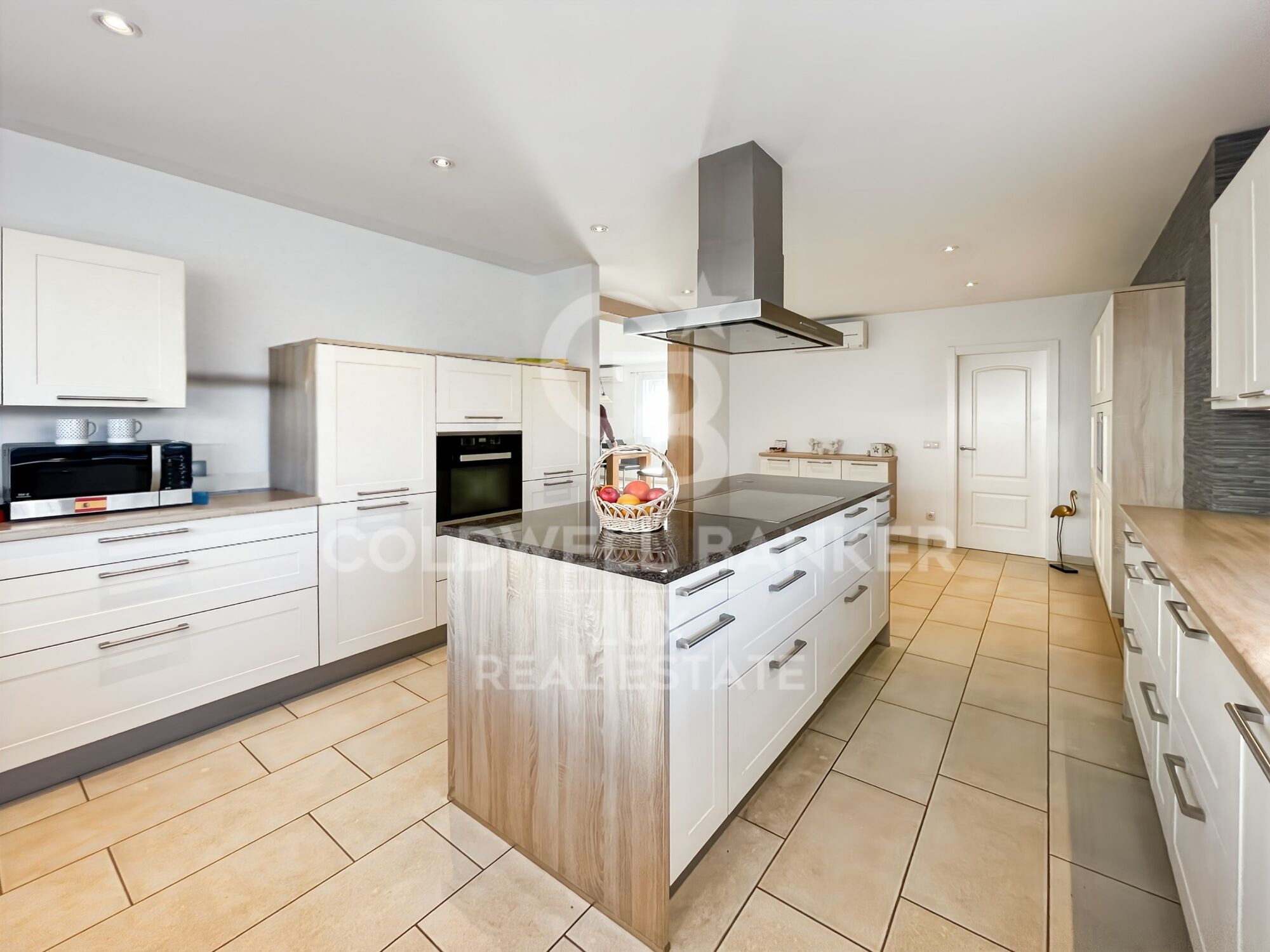 Luxury Villa with Pool and Garden 5 Minutes from the Beach in Empuriabrava