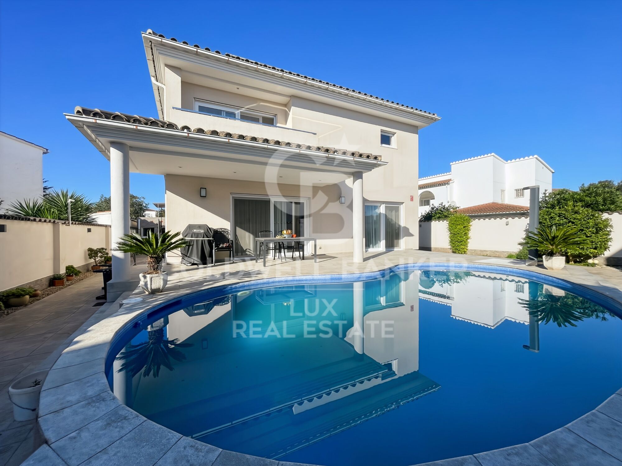 Luxury Villa with Pool and Garden 5 Minutes from the Beach in Empuriabrava