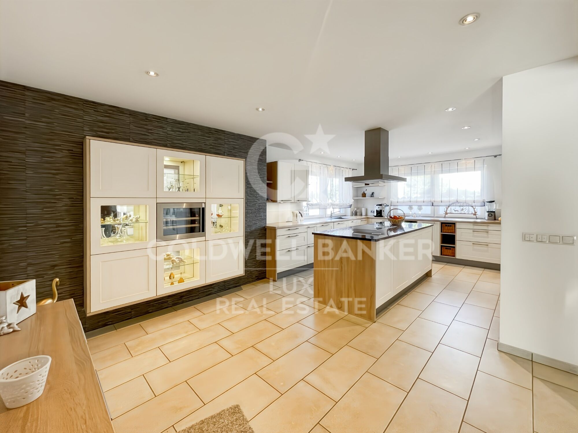 Luxury Villa with Pool and Garden 5 Minutes from the Beach in Empuriabrava