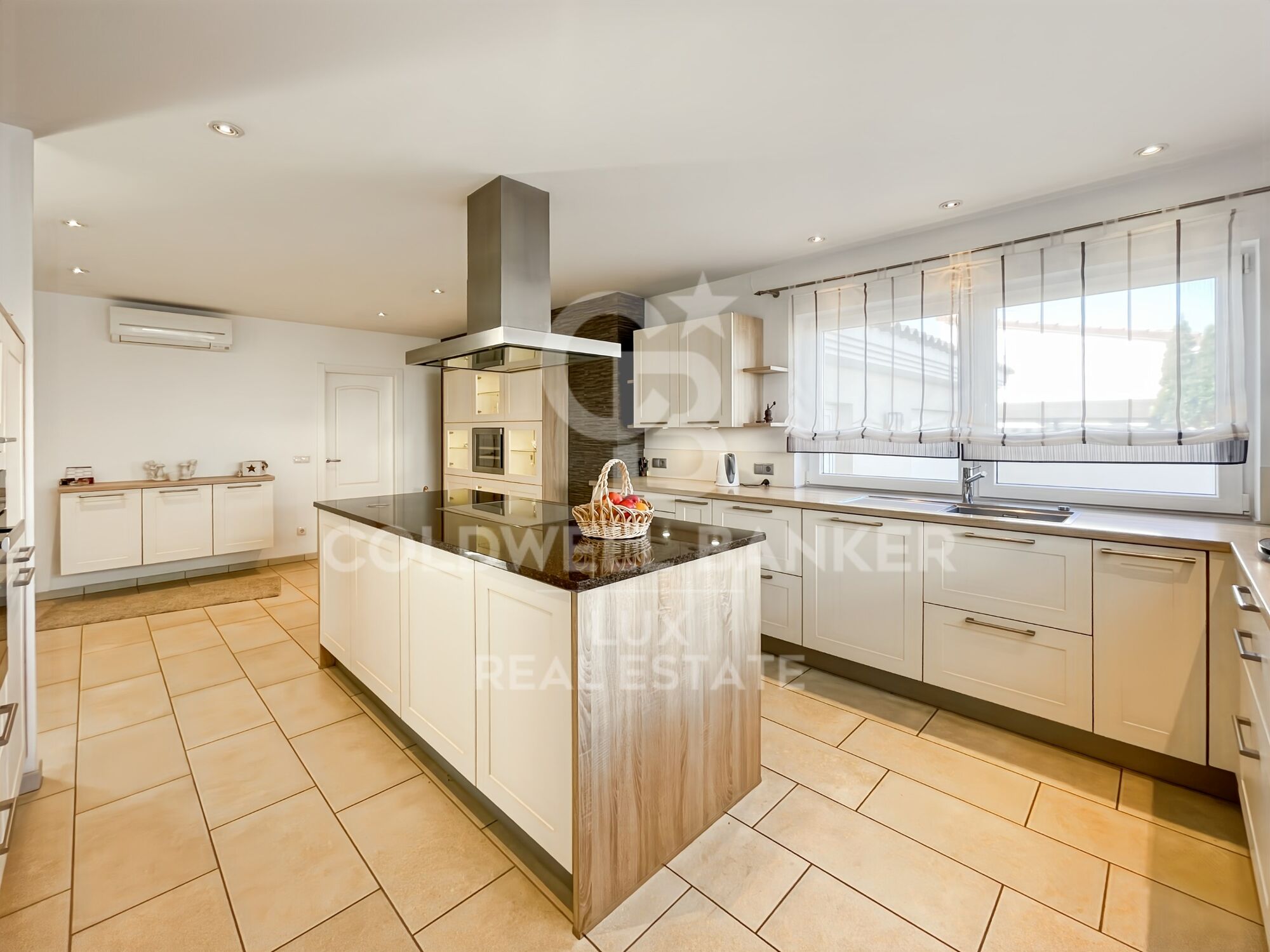 Luxury Villa with Pool and Garden 5 Minutes from the Beach in Empuriabrava