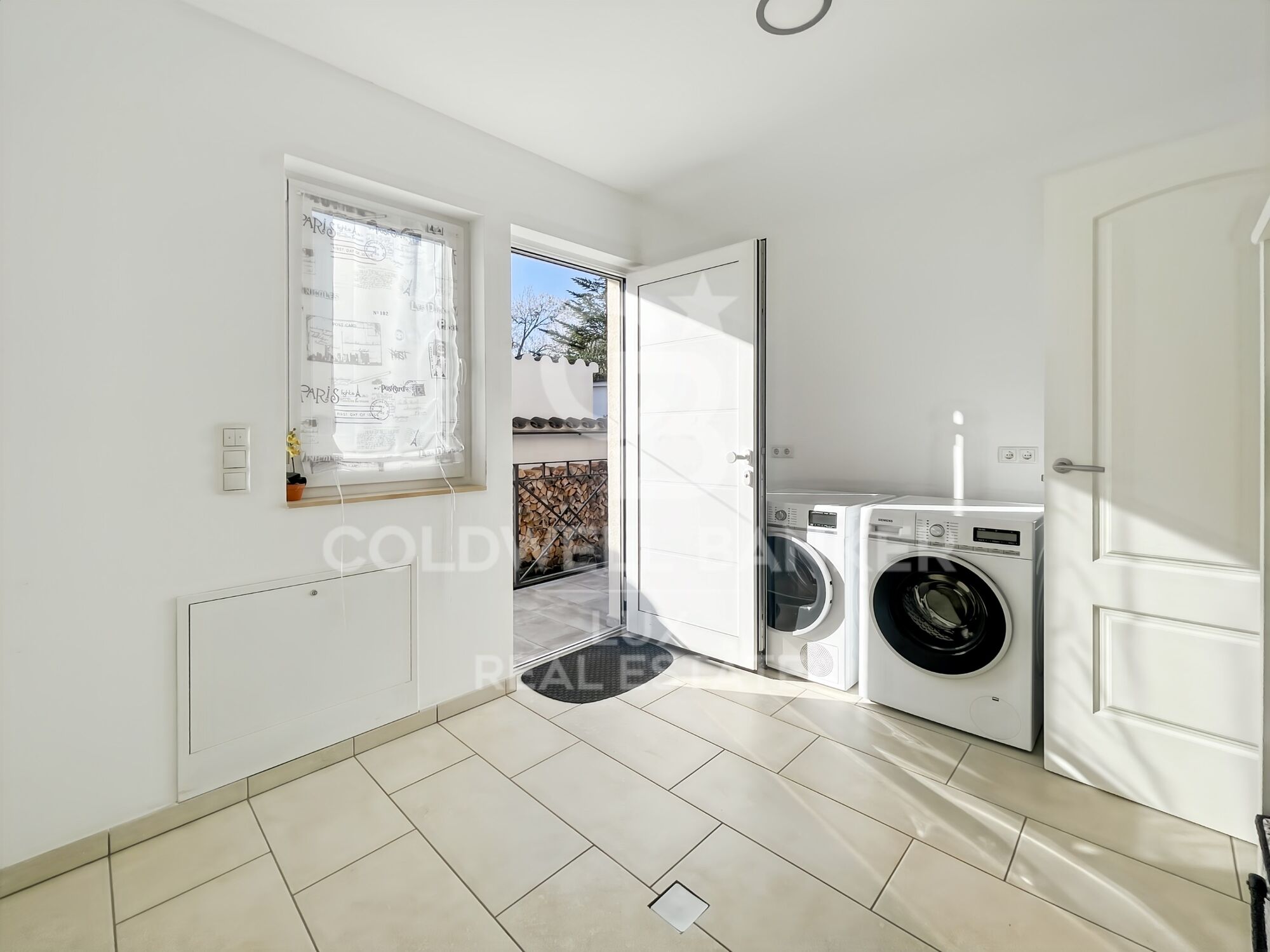 Luxury Villa with Pool and Garden 5 Minutes from the Beach in Empuriabrava