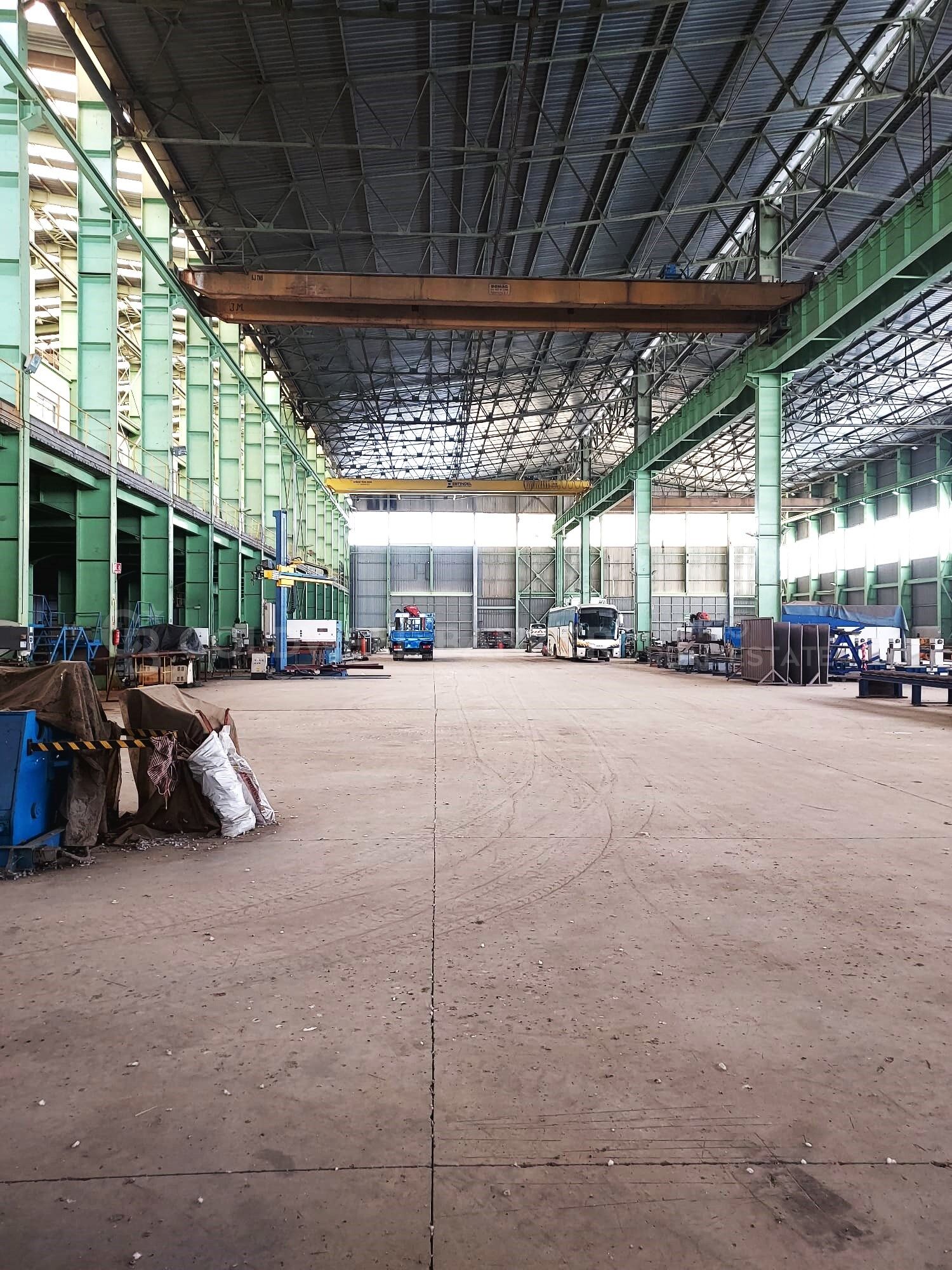 Nave industrial con parcela de 9 hectáreas y estratégica ubicación