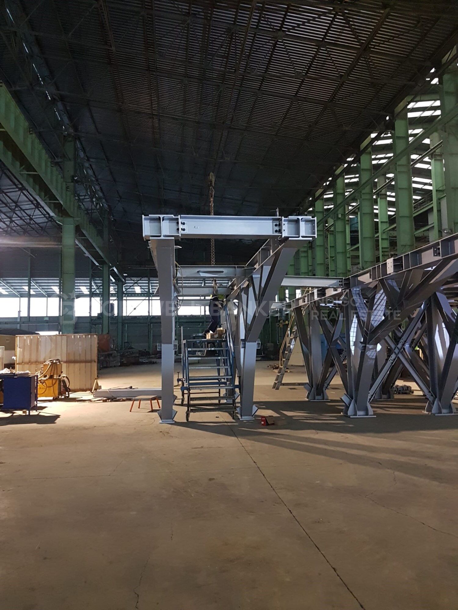 Nave industrial con parcela de 9 hectáreas y estratégica ubicación