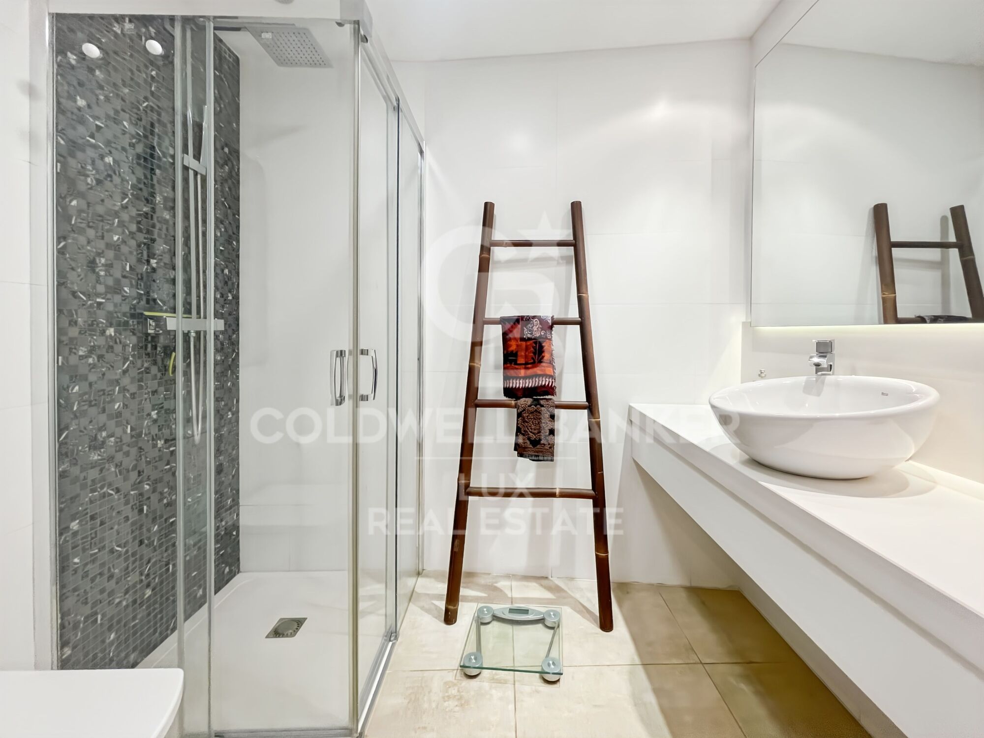 Large divisible luxury flat in Roses, 100m from the beach