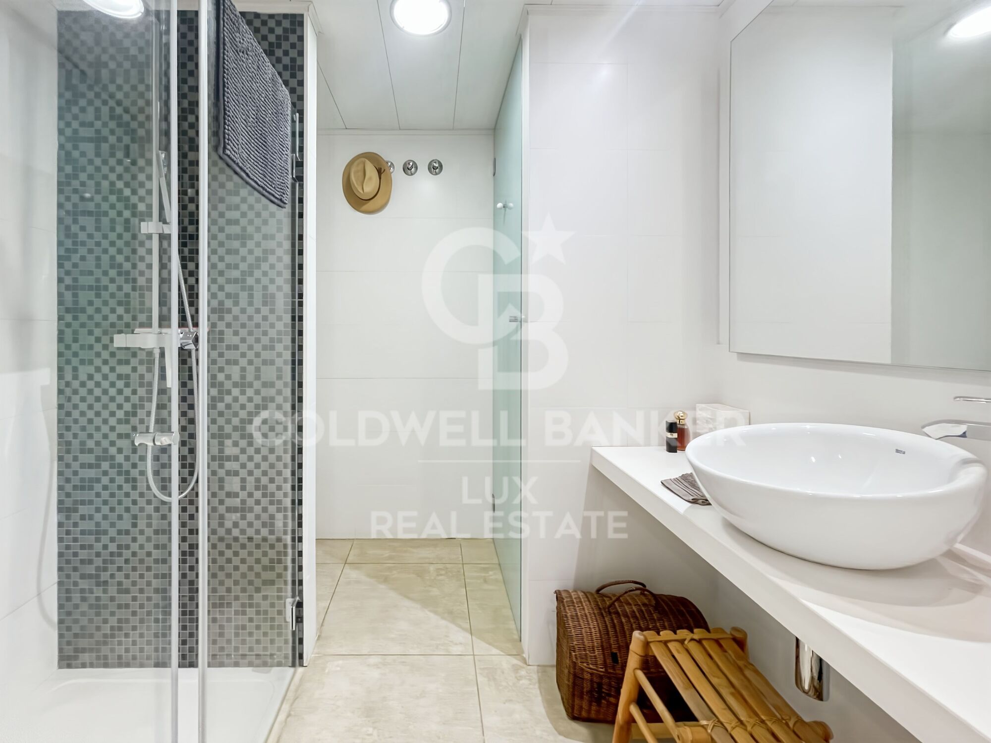 Large divisible luxury flat in Roses, 100m from the beach